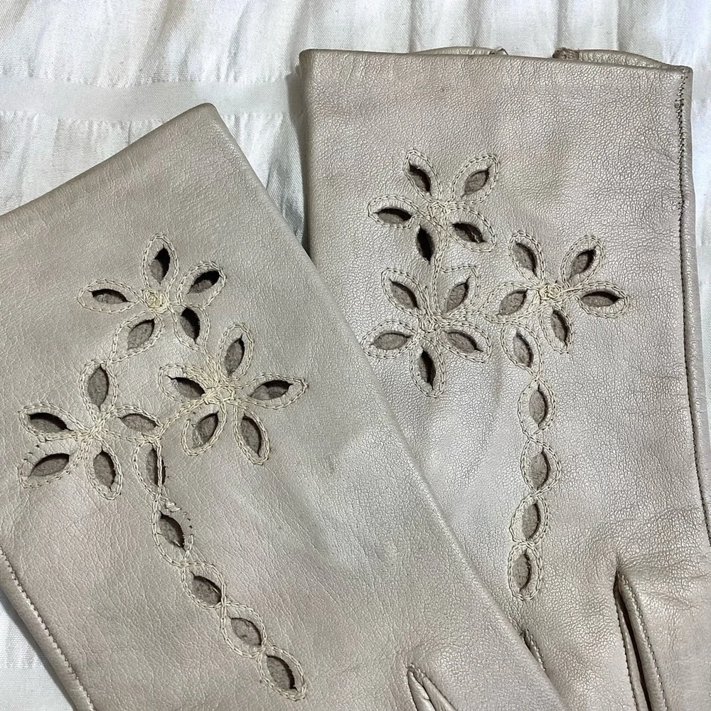 Womens Vtg Set Of Gloves Small Eyelet Cutout Leather & French Knot Fabric
